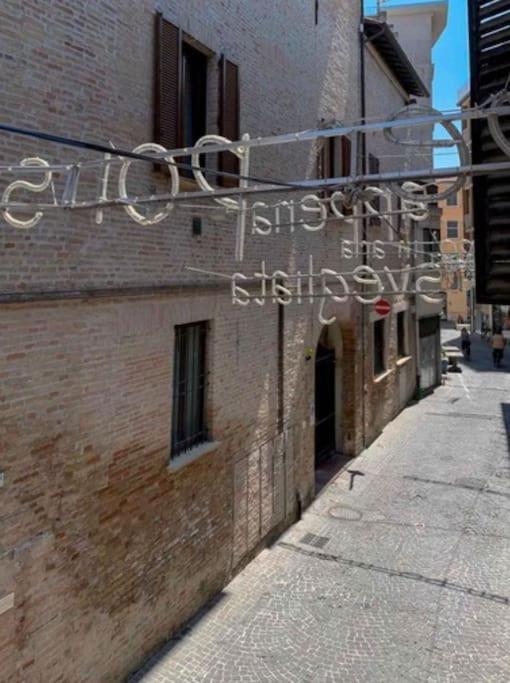 Appartamento Centro Storico Nuovo E Ristrutturato Pesaro Exterior photo